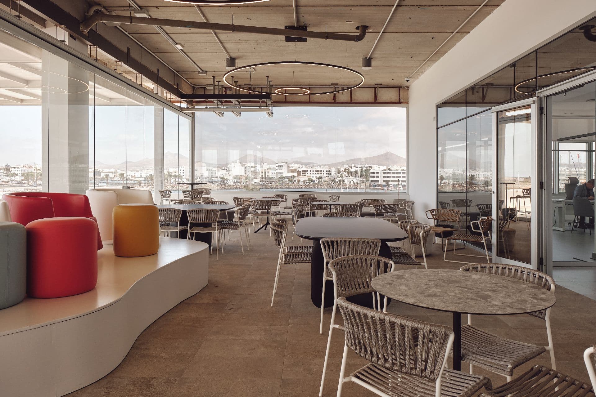 Terraza con vistas al mar y zona lounge