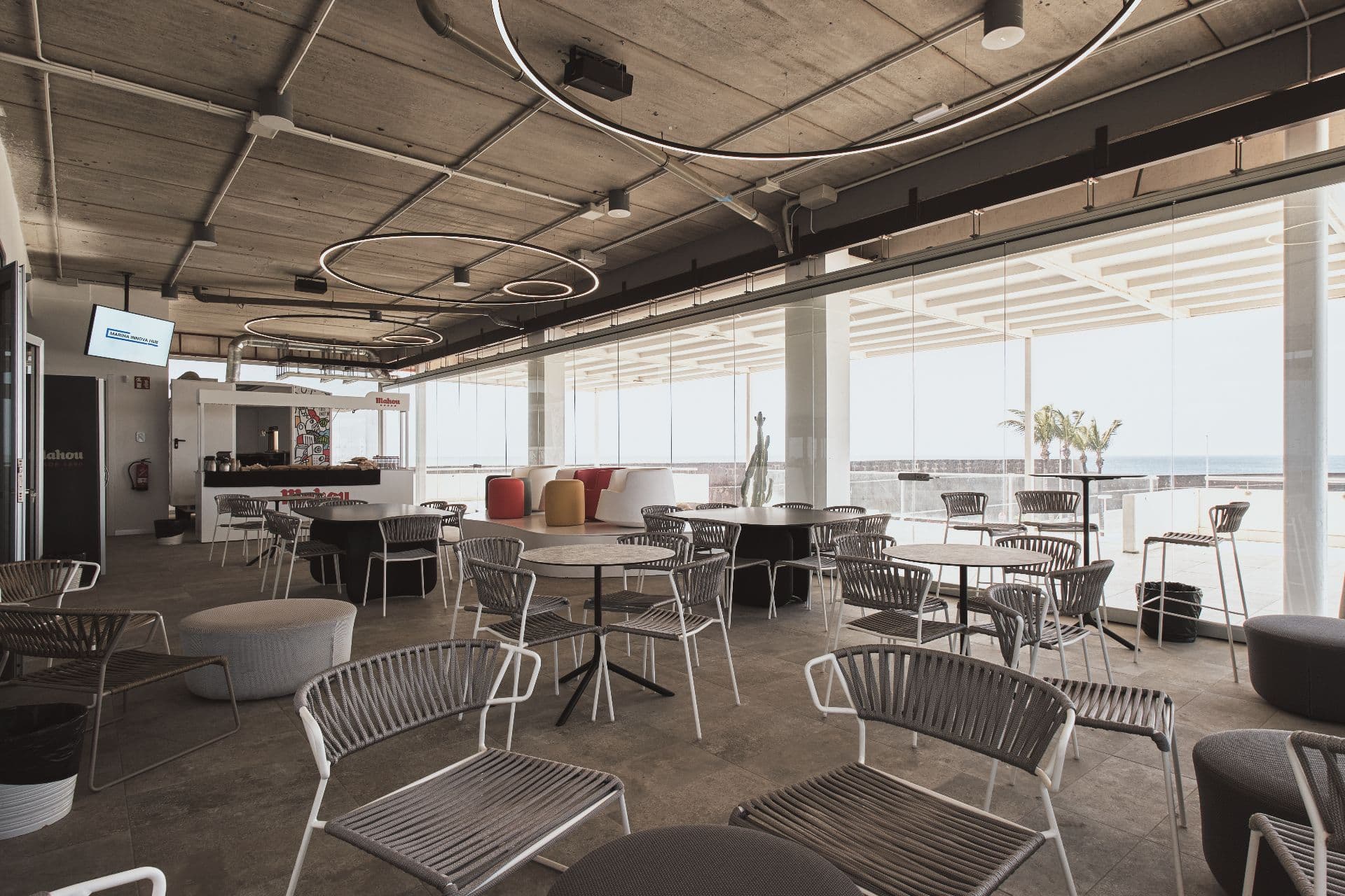 Terraza interior con bar y vistas panorámicas