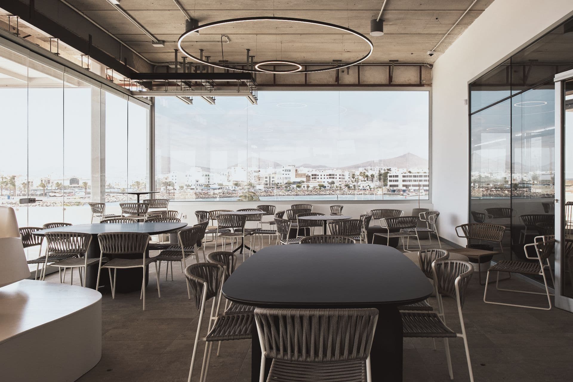 Sala con vistas al puerto y zona de reuniones
