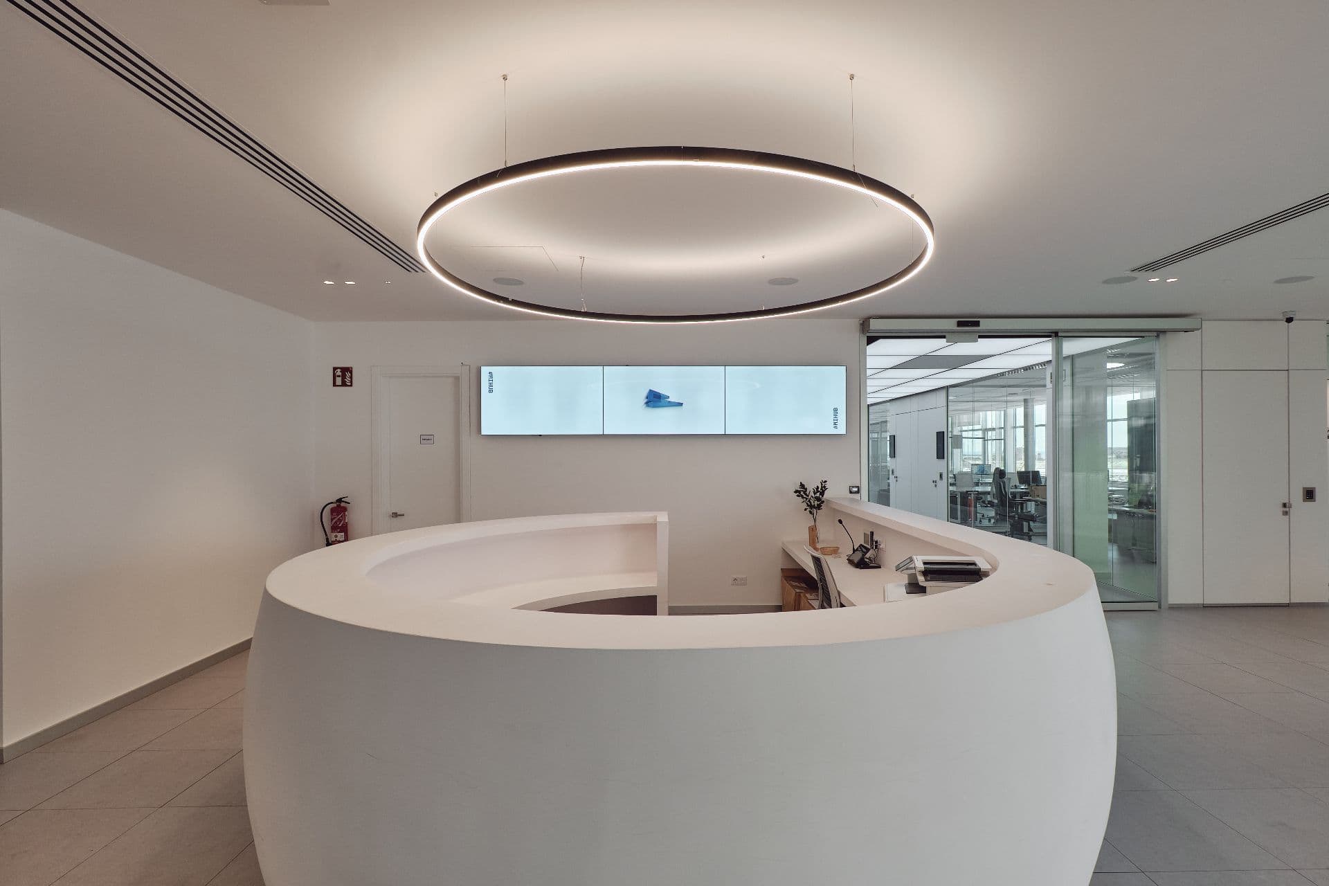 Recepción circular con iluminación premium