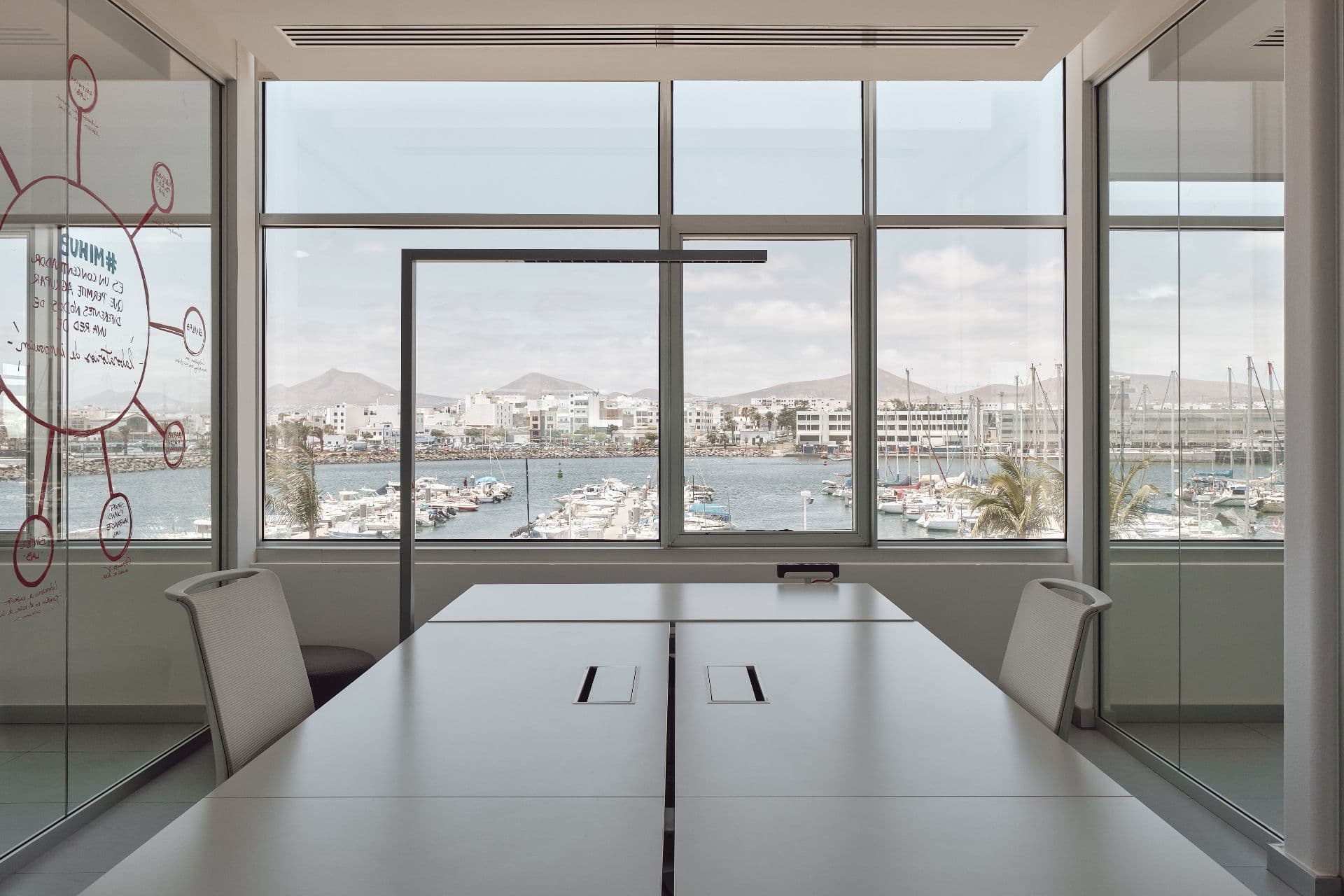 Sala de reuniones con vistas al puerto deportivo