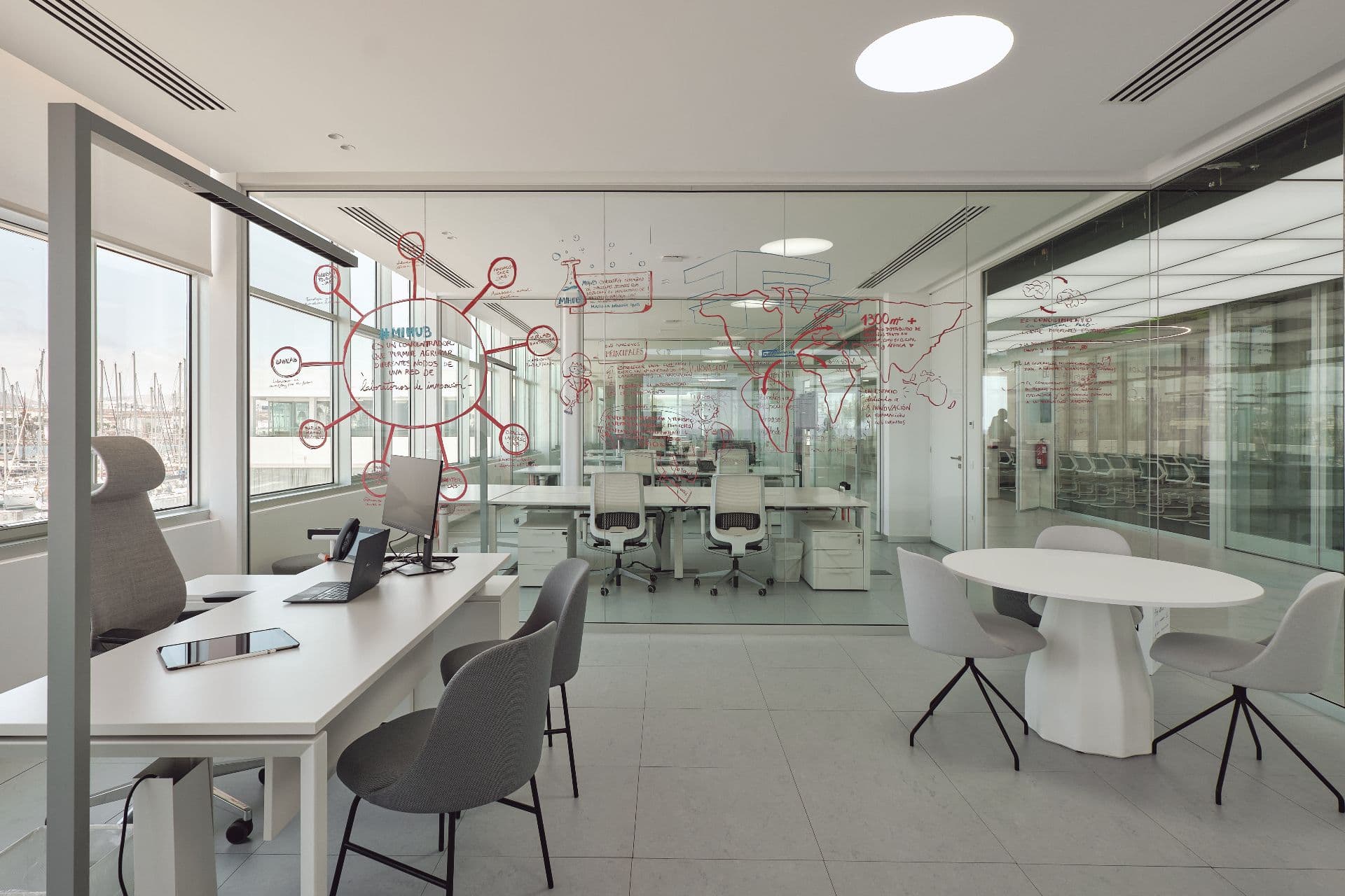 Espacio de coworking con paredes de vidrio