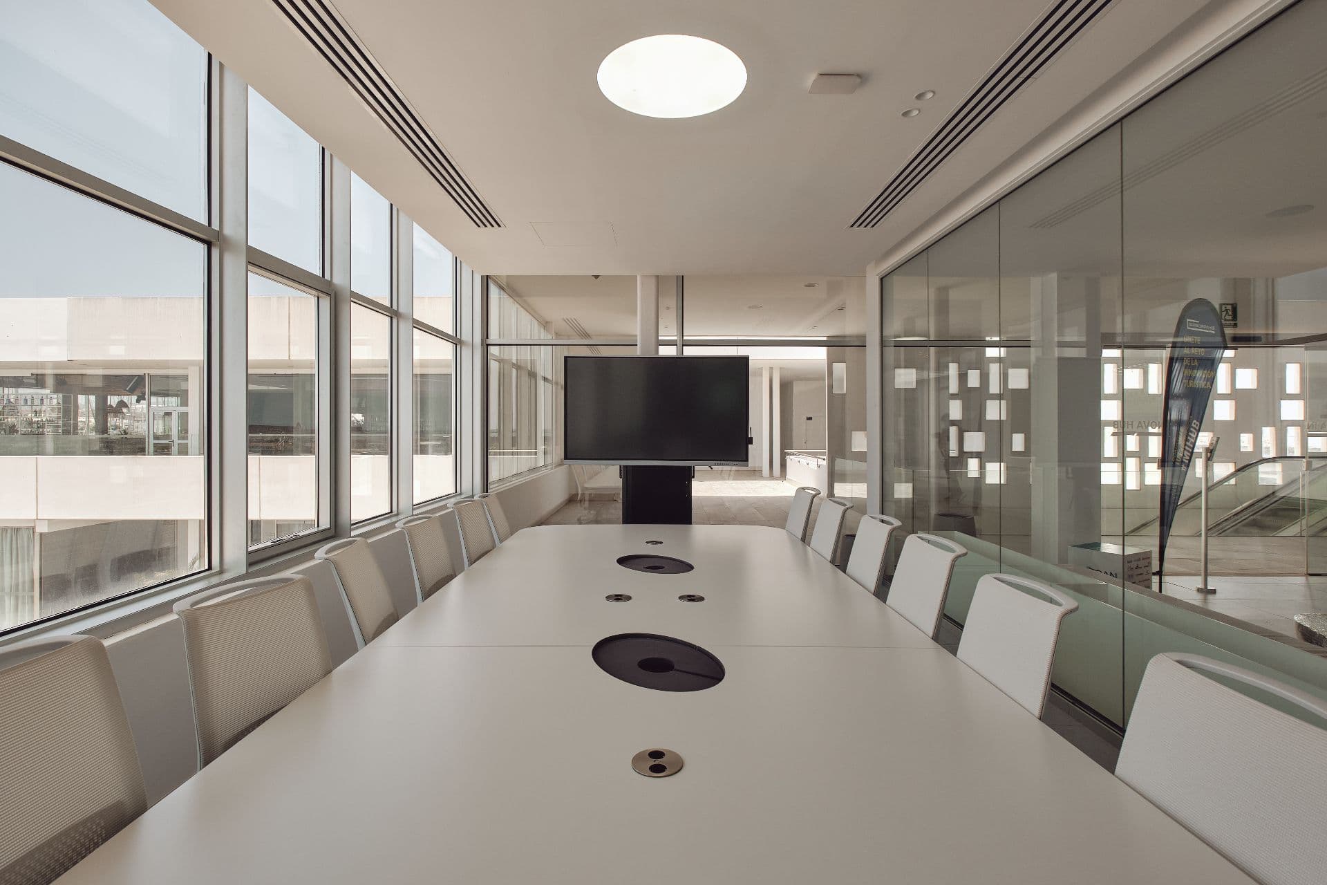 Sala de reuniones ejecutiva con pantalla grande