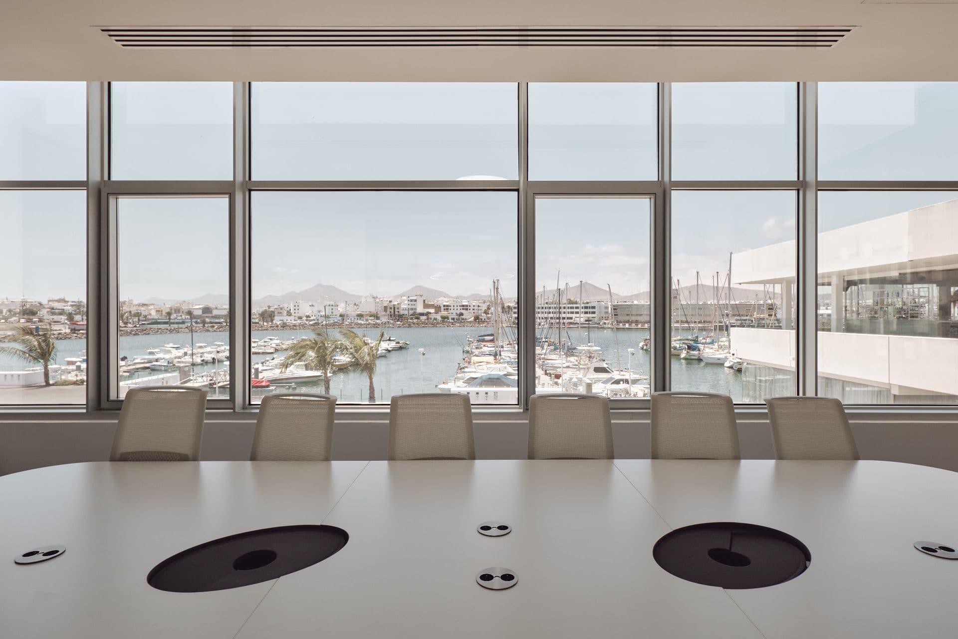 Sala de reuniones con vistas panorámicas al puerto
