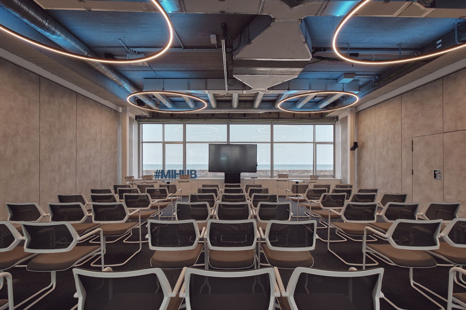 Sala de formación flexible con iluminación LED circular