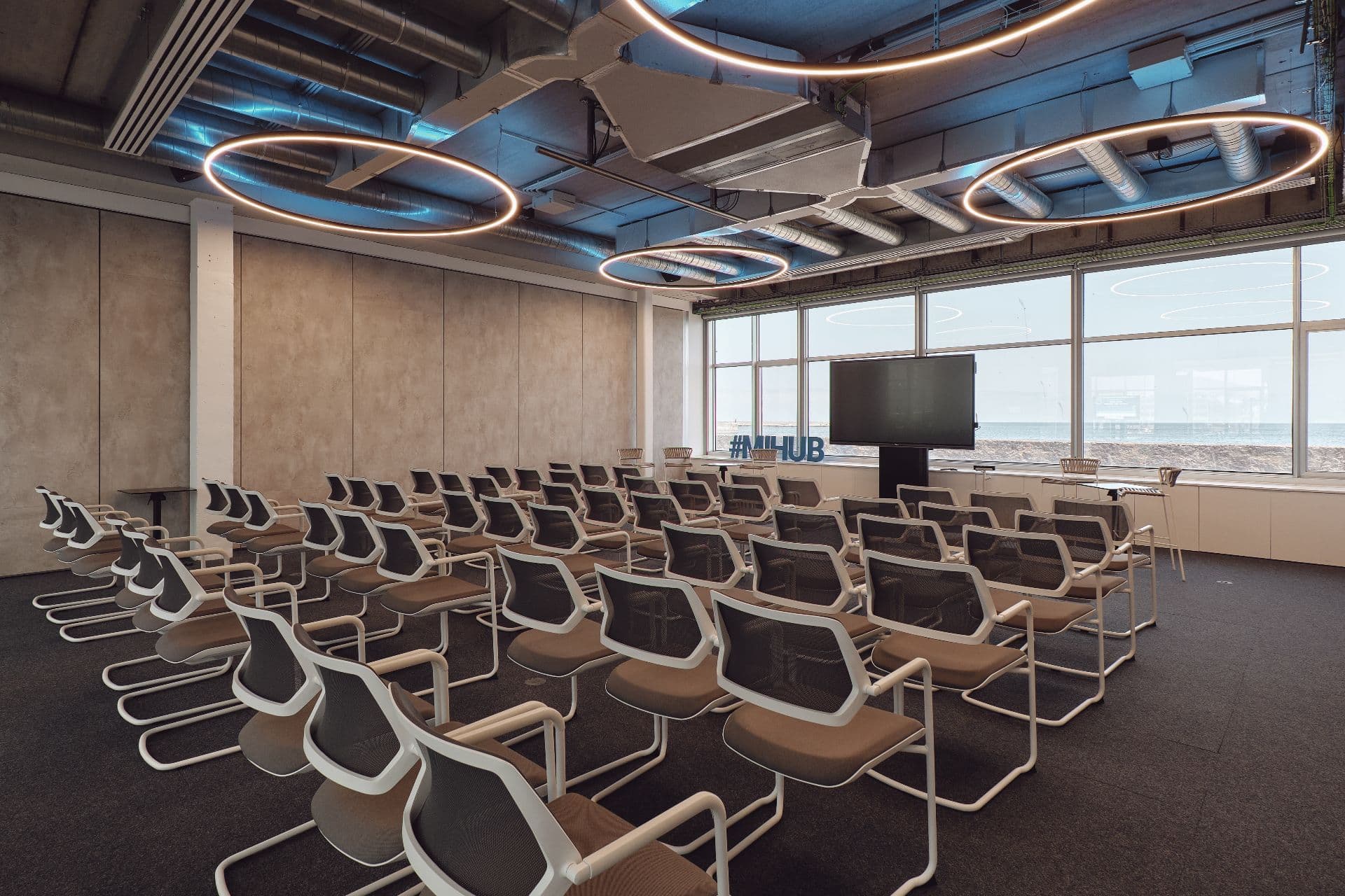 Sala de formación con vistas al mar