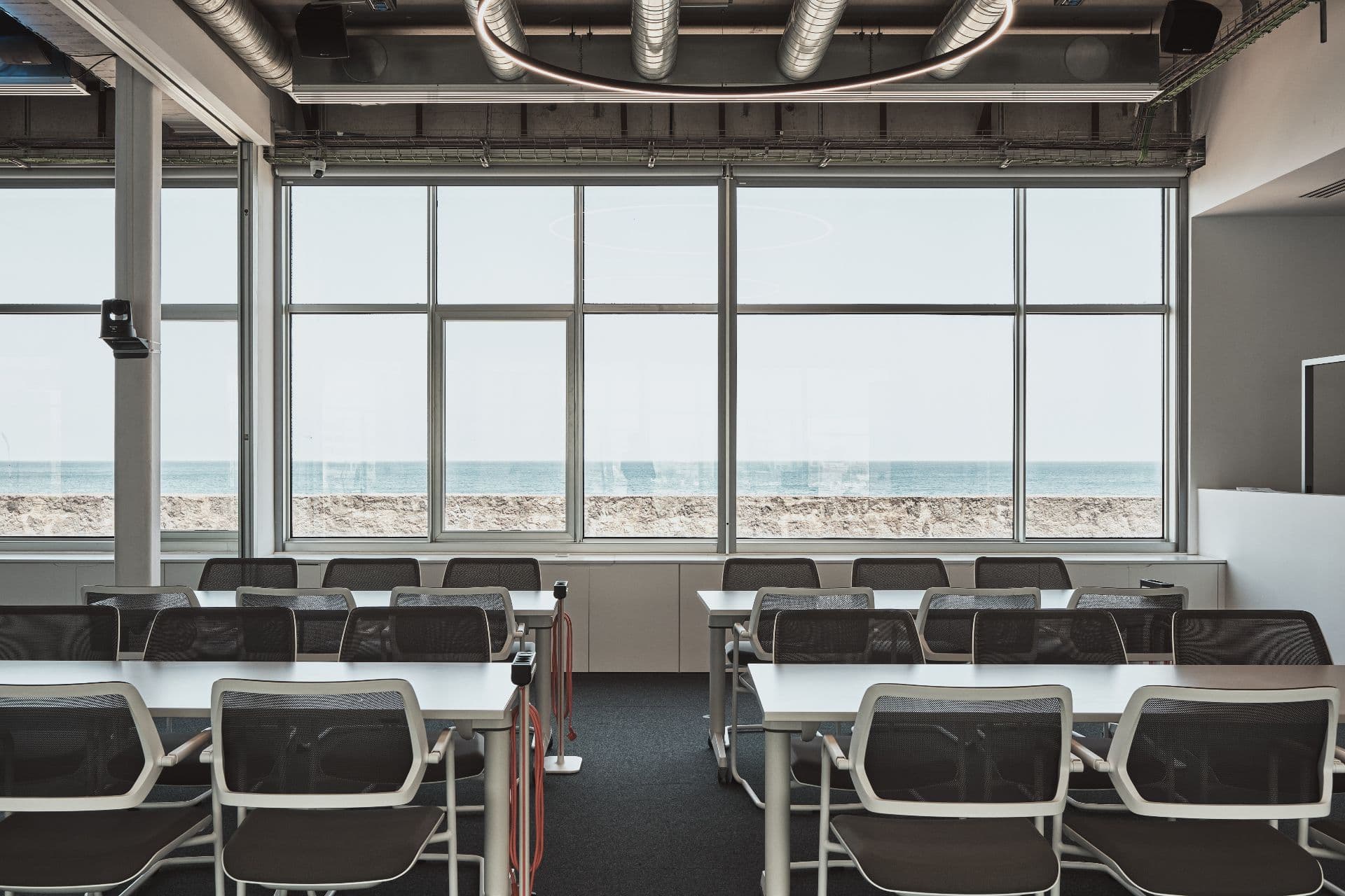 Aula de formación con mesas modulares y vistas