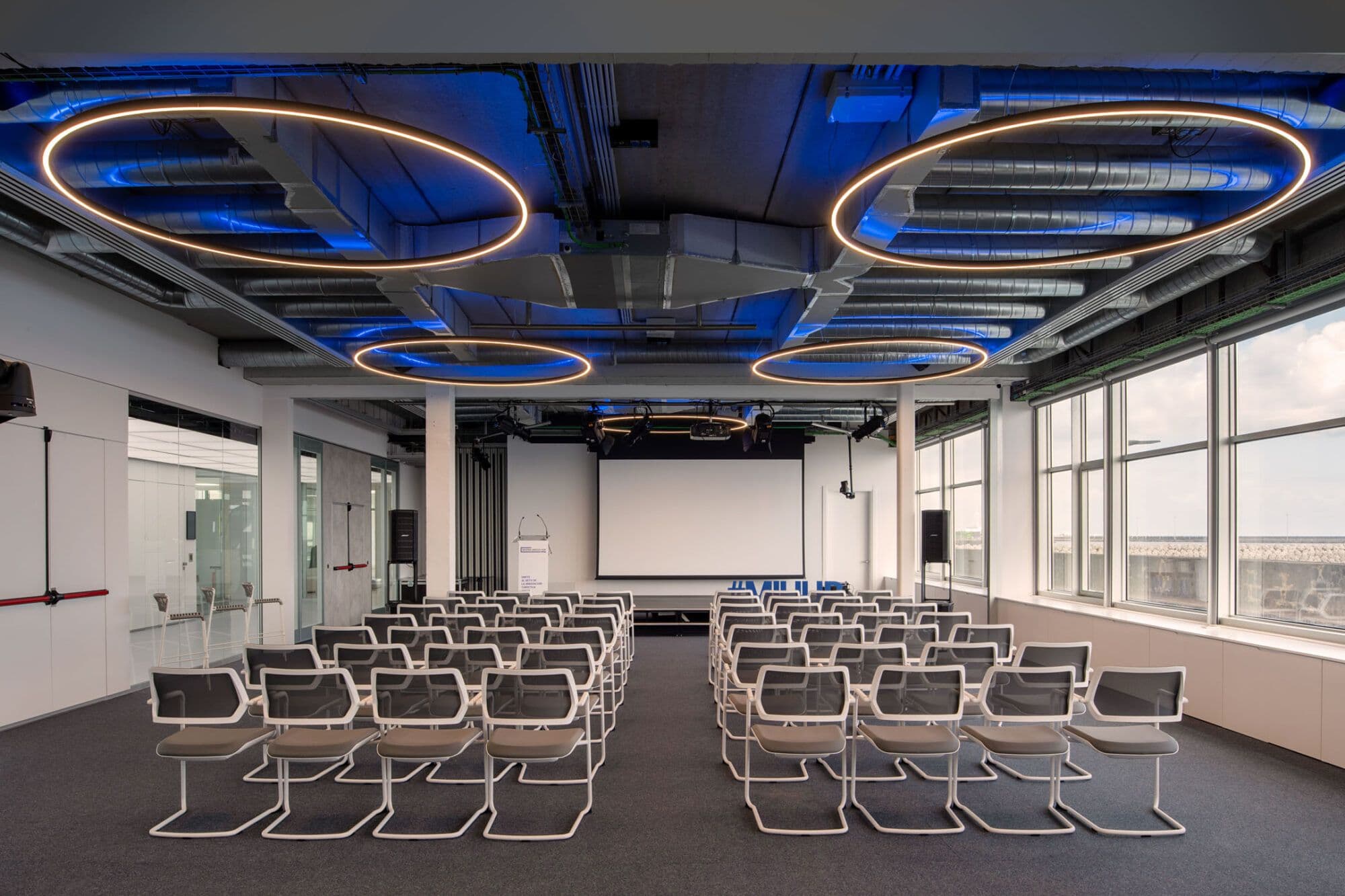Interior de MiHub en la Marina de Lanzarote