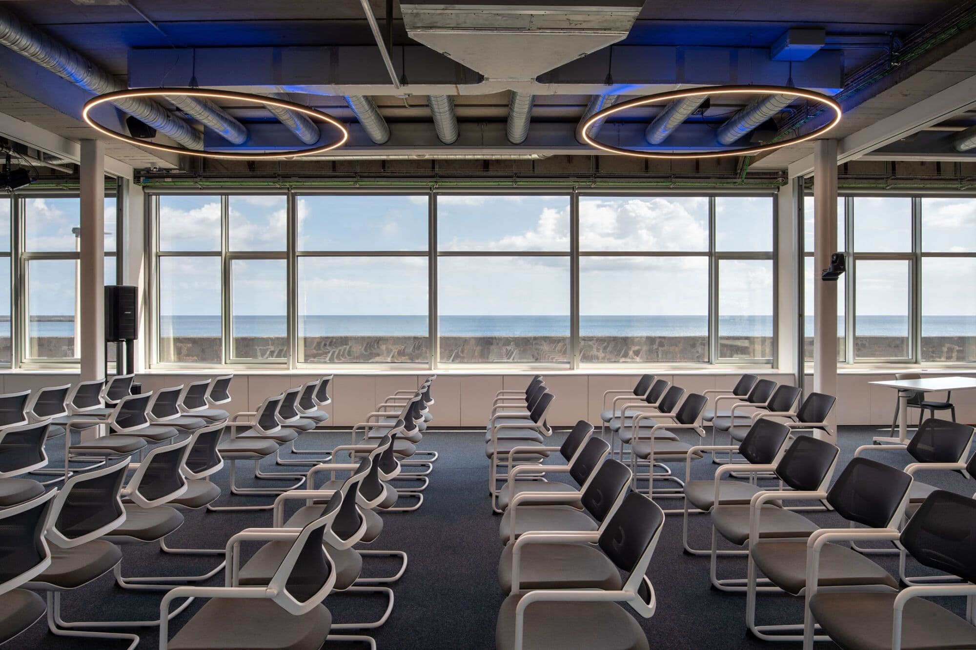 Sala de MiHub con iluminación técnica